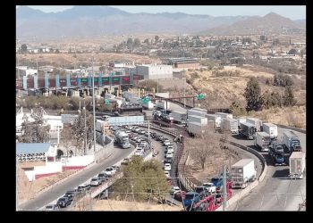 Camiones congestionan la Garita Mariposa en Nogales, Sonora
