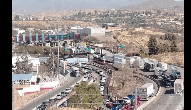 Camiones congestionan la Garita Mariposa en Nogales, Sonora