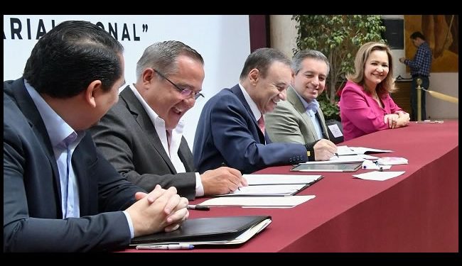 Notarios Públicos darán descuentos hasta del 50 por ciento en trámites legales; firman convenio con el Gobierno