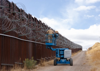 Pese a baja en cruces, instalan alambre de púas a lo largo de frontera de Arizona-Sonora