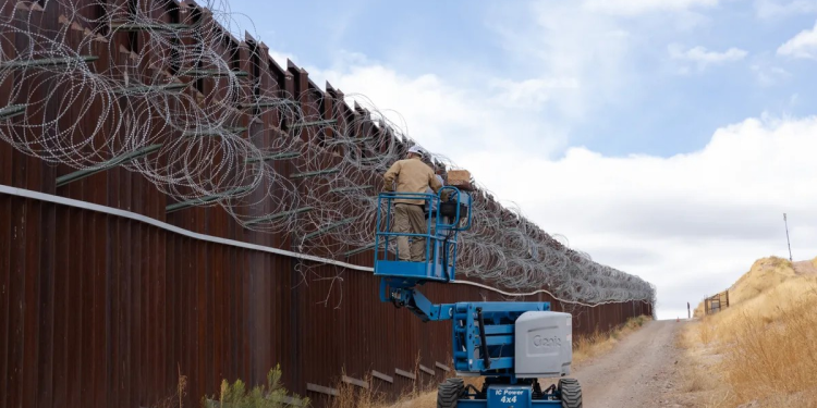 Pese a baja en cruces, instalan alambre de púas a lo largo de frontera de Arizona-Sonora