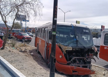 Camión se queda sin frenos y causa carambola en Hermosillo