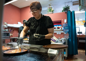 De trabajador de fábrica a restaurador, nativo de Sonora ofrece el sabor de su hogar en Mi Nietos