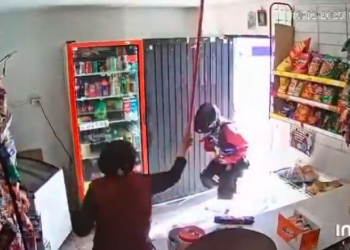 A escobazos, mujer frustra asalto en tienda en Hermosillo y se hace viral