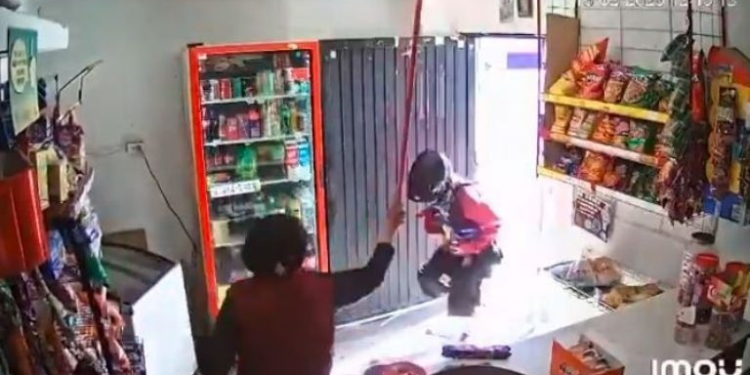 A escobazos, mujer frustra asalto en tienda en Hermosillo y se hace viral