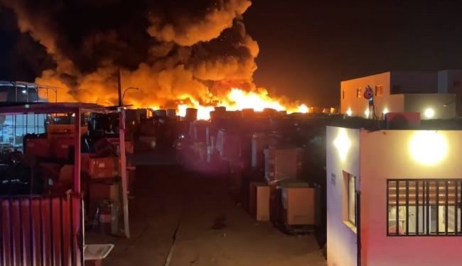 Incendio consume esta noche empresa recicladora de cartón en el Puerto de Guaymas