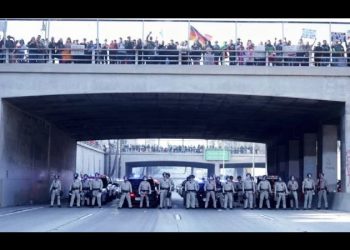 Manifestantes bloquean la circulación en autopista de Los Ángeles para exigir fin a deportaciones