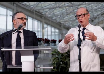 El equipo médico dice que el papa Francisco “no está fuera de peligro” y seguirá en el hospital al menos otra semana