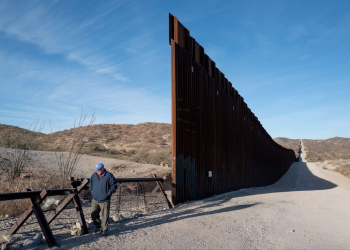 “Lucharemos”: Trabajadores humanitarios temen que el cierre de un campamento en la frontera de Arizona ponga en peligro a los migrantes