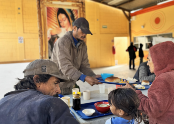 Migrantes continúan su avance hacia la frontera pese a mayor vigilancia y llegada de Trump