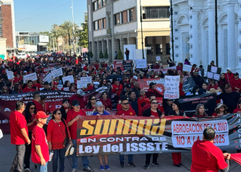 Marchan maestros sonorenses contra la reforma a la Ley del Issste