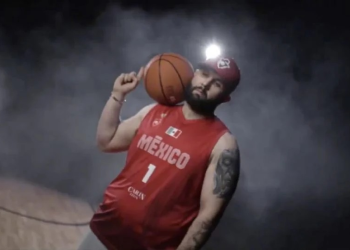 Carín León, cantante del género regional mexicano, vestirá a las selecciones nacionales de basquetbol: “Es una apuesta al futuro”