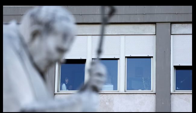 El Vaticano confirma que el papa Francisco “ha salido de la fase más crítica”, aunque sigue con un cuadro clínico complejo