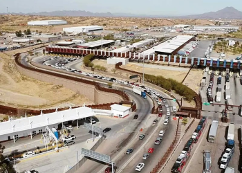 Traileros intentan librar gravámenes; saturan garita en Sonora