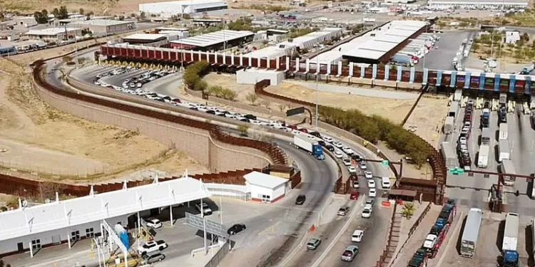 Traileros intentan librar gravámenes; saturan garita en Sonora