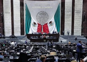 Aprueban dictamen que impide impugnar reformas a la Constitución