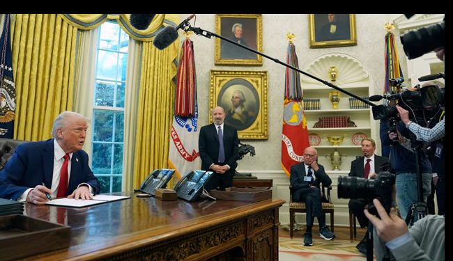 Trump se apunta sus primeras victorias con su agresiva diplomacia del chantaje