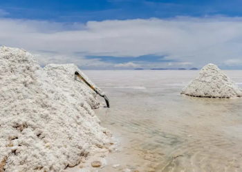 Bolivia: costos financieros e inexperiencia paralizan contratos para producir litio