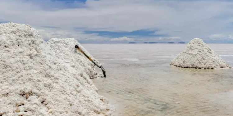 Bolivia: costos financieros e inexperiencia paralizan contratos para producir litio