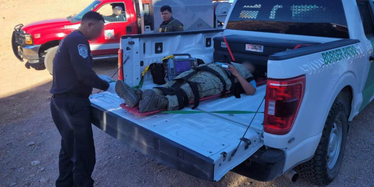 Patrulla Fronteriza rescata a mujer tras ser arrojada desde muro fronterizo