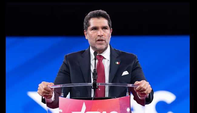 La ultraderecha aprovecha la euforia trumpista y el vacío de oposición para buscar su hueco en México