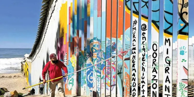 Un muro fronterizo se convierte en lienzo, lleno de ideas y esperanza