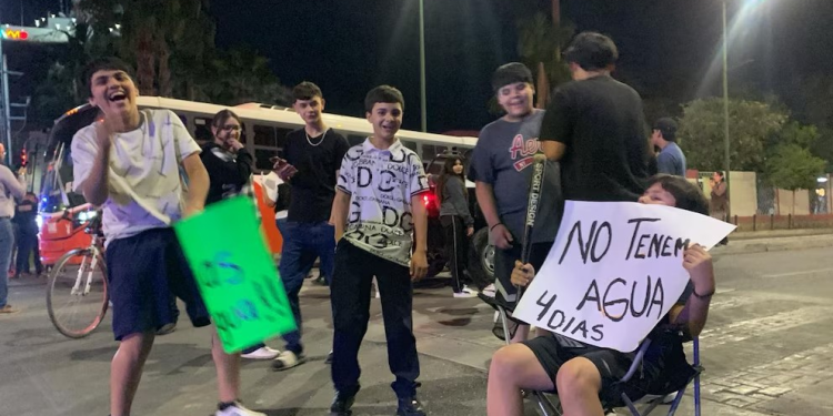 Vecinos bloquean vialidades por falta de agua en Hermosillo; piden respuesta del gobierno