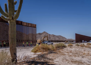 Yuma blinda su frontera: instalan paneles de acero de nueve metros