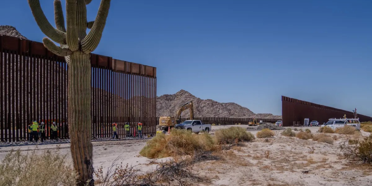 Yuma blinda su frontera: instalan paneles de acero de nueve metros