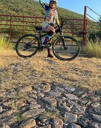 Auto atropella a ciclista y la deja en coma; conductor exige pago de su unidad