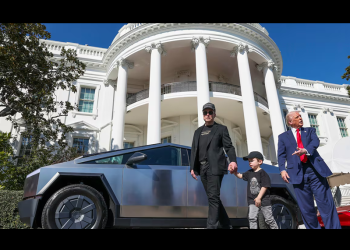 Trump convierte la Casa Blanca en un concesionario de Tesla para apoyar a Musk