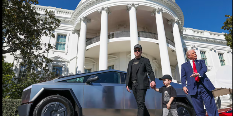 Trump convierte la Casa Blanca en un concesionario de Tesla para apoyar a Musk