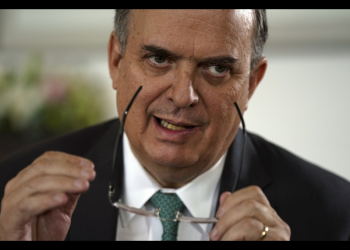 Tras el desplome en Wall Street, Ebrard cree que México se fortalece en la pulseada comercial con Trump