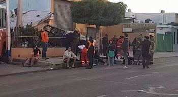 ¡Fea manera de despertar! Choque de transporte contra casa madruga a familia en Hermosillo