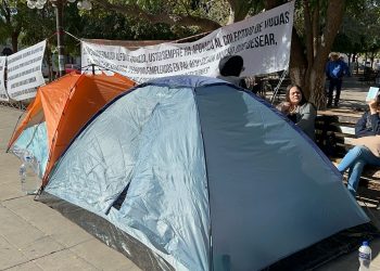 Recibe Durazo a viudas de policías caídos tras protestar toda la madrugada frente a Palacio
