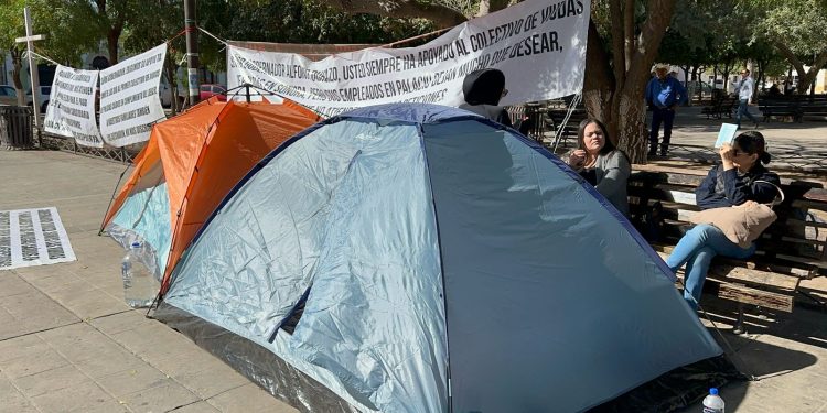 Recibe Durazo a viudas de policías caídos tras protestar toda la madrugada frente a Palacio