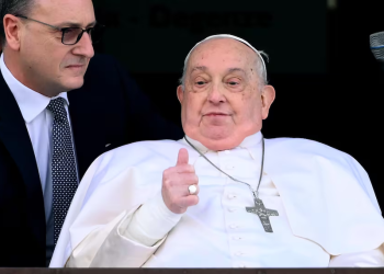 El papa Francisco reaparece dos minutos ante los fieles después de 37 días hospitalizado