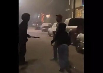 Captan a adolescentes golpeando con machetes a varias personas en Hermosillo