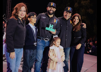 Reconocen Toño Astiazarán y Patty Ruibal a Carín León por apoyo a Misión Solar 2025