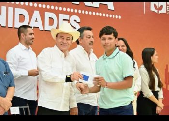 Durazo beneficia con beca universal a más de tres mil estudiantes de secundaria