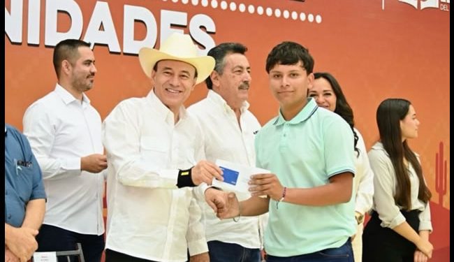 Durazo beneficia con beca universal a más de tres mil estudiantes de secundaria
