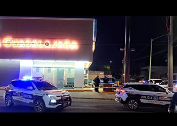 Ejecutan a un hombre por fuera de una farmacia en la colonia Balderrama