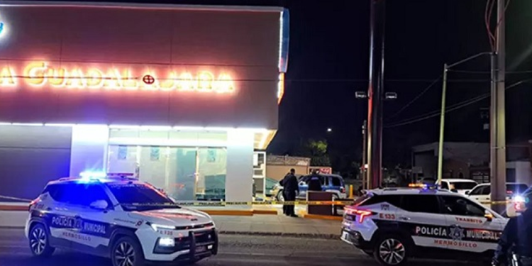 Ejecutan a un hombre por fuera de una farmacia en la colonia Balderrama