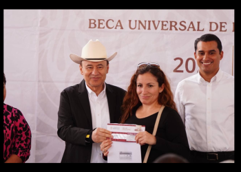 Agradecen padres de familia a Durazo por beca universal