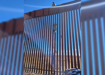 Patrulla Fronteriza detiene a cinco migrantes en Arizona; cruzaban el muro colgados de una cuerda