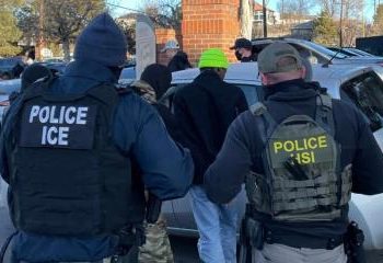 Fiscales de EEUU presentan cargos contra más de 840 inmigrantes ilegales en una semana