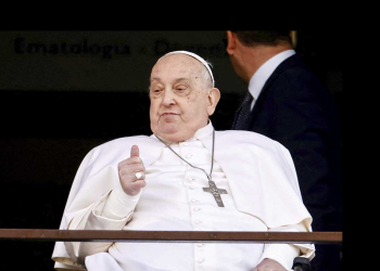 El médico que trató al papa: “Tuvimos que elegir entre dejarlo ir o probar con todo”