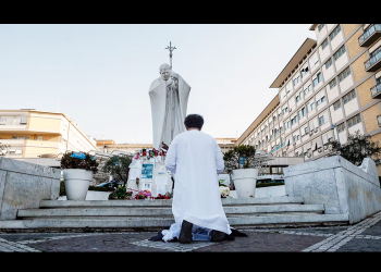 El papa Francisco manda un mensaje de voz por primera vez desde que entró en el hospital hace tres semanas