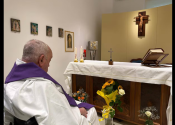 El Vaticano difunde la primera foto del papa Francisco, de espaldas, tras un mes en el hospital