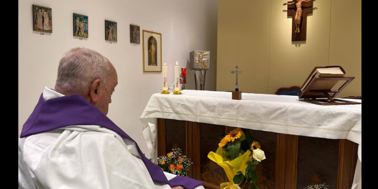 El Vaticano difunde la primera foto del papa Francisco, de espaldas, tras un mes en el hospital